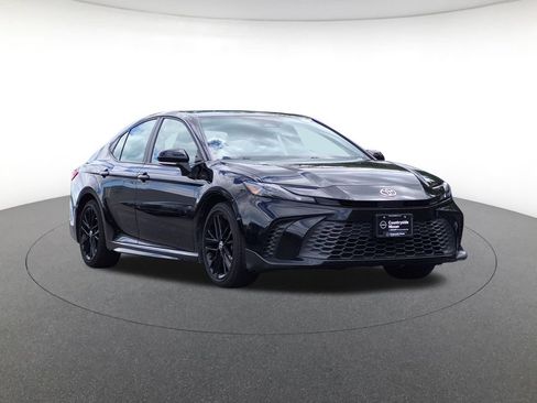 Used 2025 Toyota Camry SE FWD image 3