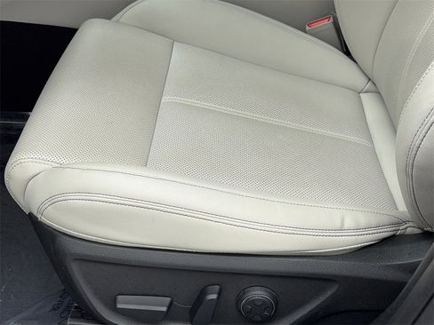 Used 2025 Genesis G70 2.5T image 37