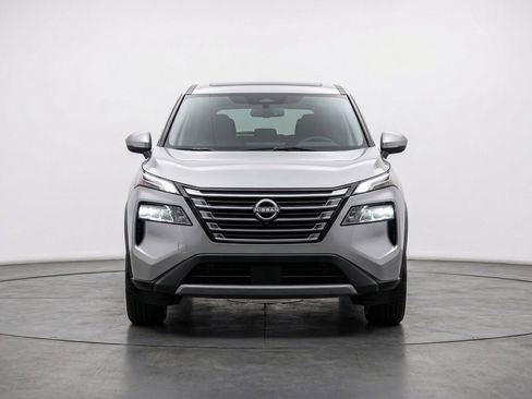 Used 2025 Nissan Rogue SV image 2