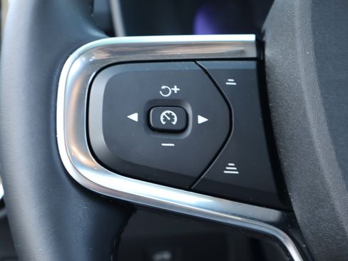 Used 2025 Volvo XC40 B5 Plus image 25