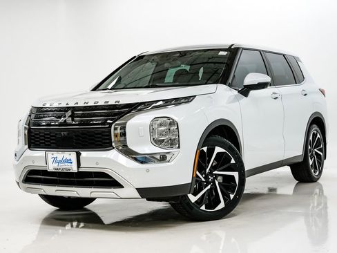 Used 2023 Mitsubishi Outlander SE image 1