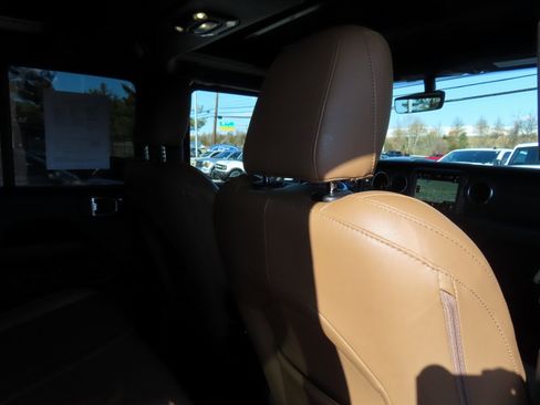 Used 2023 Jeep Wrangler Unlimited Sahara w/ Cold Weather Group image 38