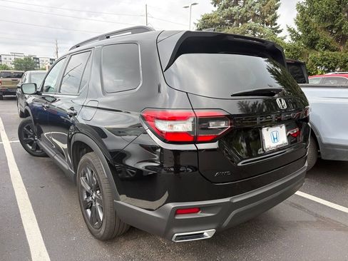 Used 2025 Honda Pilot Sport image 2