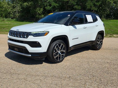 Used 2024 Jeep Compass Limited w/ Elite Group AWD/4WD image 4
