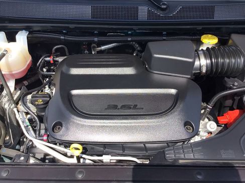 Used 2025 Chrysler Pacifica Limited FWD image 11