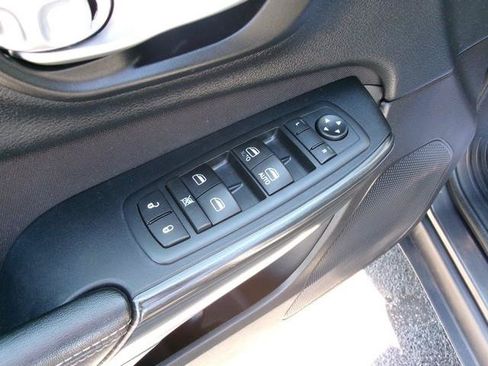 Used 2016 Jeep Cherokee Latitude w/ Cold Weather Group AWD/4WD image 7