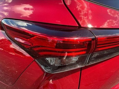 Used 2022 Toyota Highlander XLE AWD/4WD image 23