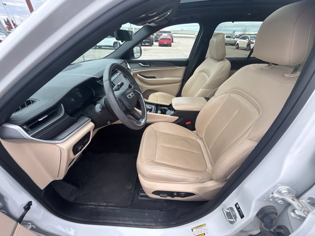 Used 2023 Jeep Grand Cherokee Limited w/ Luxury Tech Group II AWD/4WD image 20