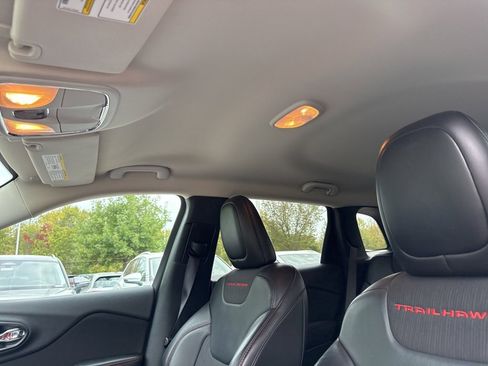 Used 2017 Jeep Cherokee Trailhawk image 12