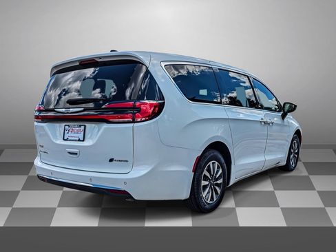 Used 2024 Chrysler Pacifica Limited FWD image 6