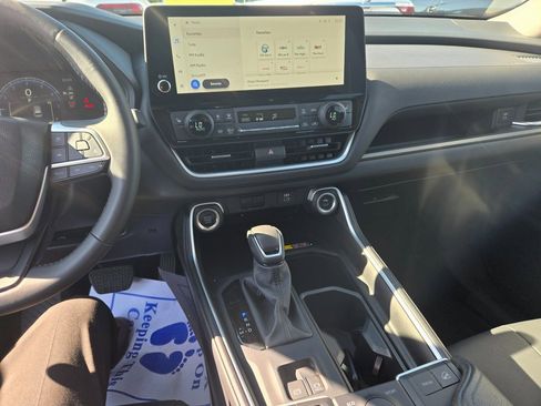 Used 2025 Toyota Grand Highlander AWD image 10