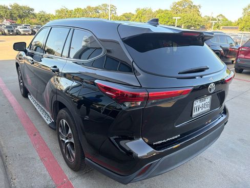 Used 2021 Toyota Highlander XLE FWD image 6