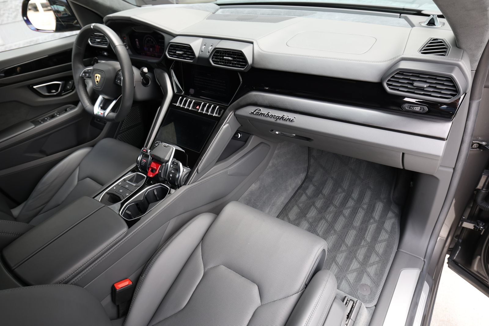 Used 2021 Lamborghini Urus AWD/4WD image 2