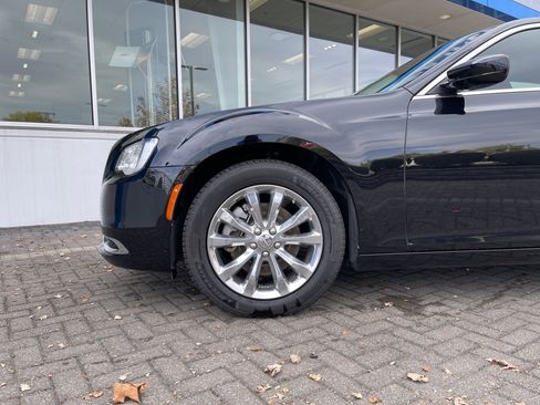 Used 2022 Chrysler 300 Touring image 10