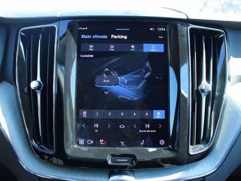 Used 2025 Volvo XC60 B5 Plus image 21