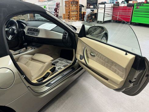 Used 2004 BMW Z4 2.5i RWD image 17