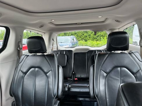 Used 2018 Chrysler Pacifica Limited w/ Tire & Wheel Group FWD image 21
