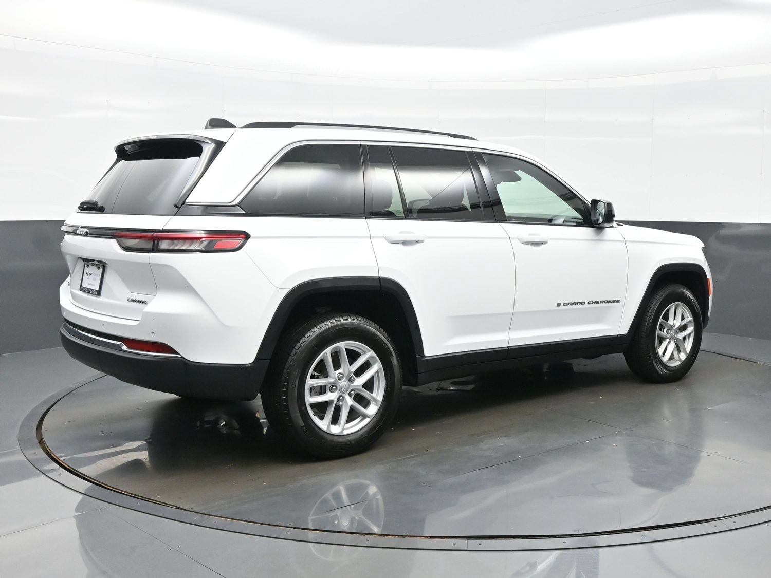 Used 2023 Jeep Grand Cherokee Laredo X AWD/4WD image 6