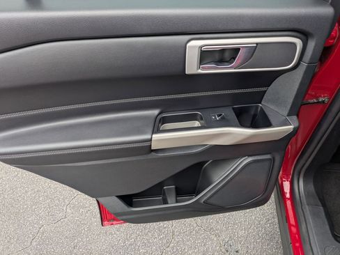 Used 2022 Ford Explorer XLT image 25