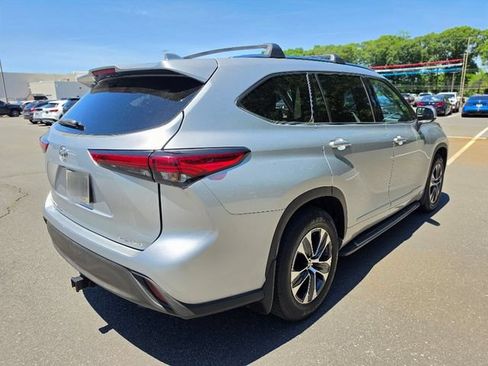 Used 2021 Toyota Highlander XLE AWD/4WD image 7