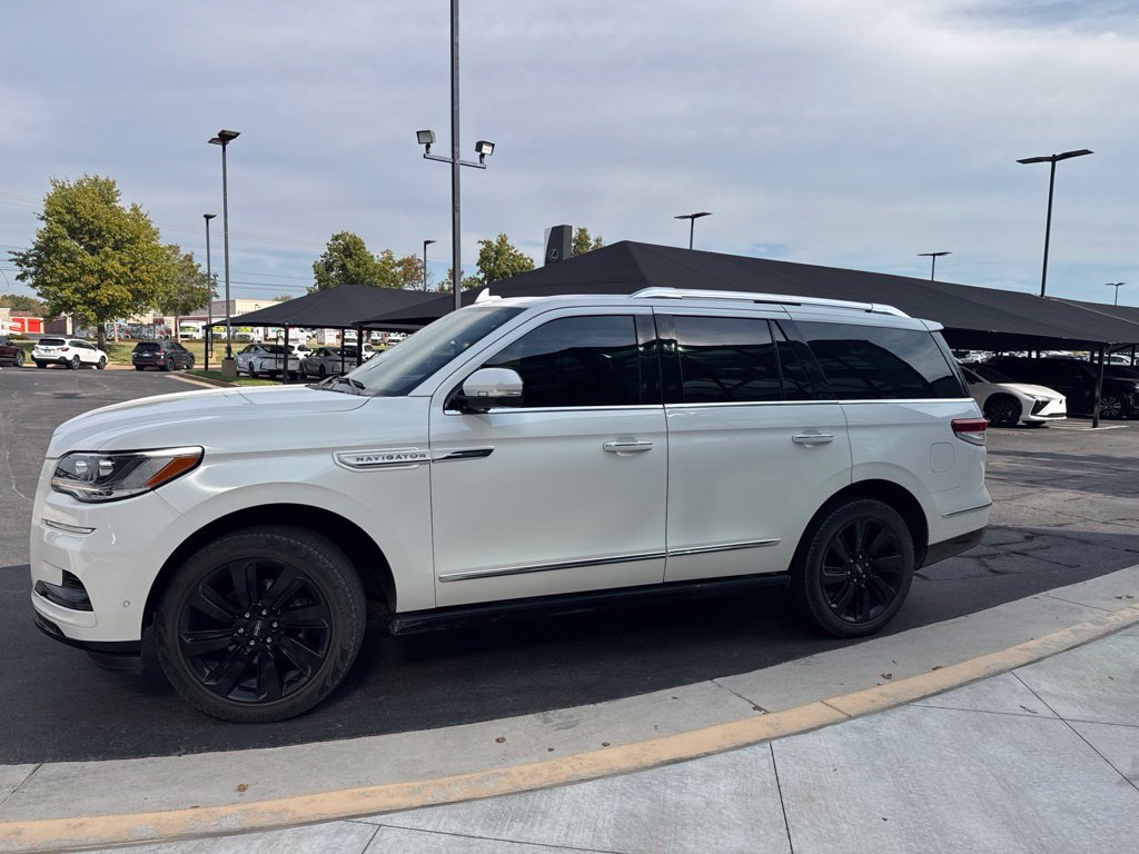Used 2024 Lincoln Navigator Reserve AWD/4WD image 1