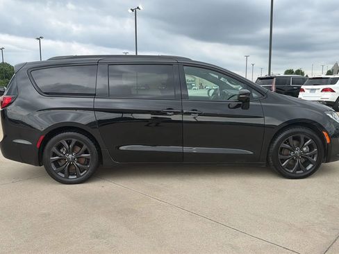 Used 2018 Chrysler Pacifica Limited w/ Advanced Safetytec Group FWD image 22