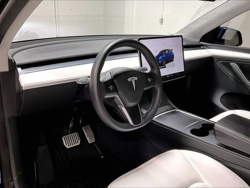 Used 2024 Tesla Model Y Long Range AWD/4WD image 16