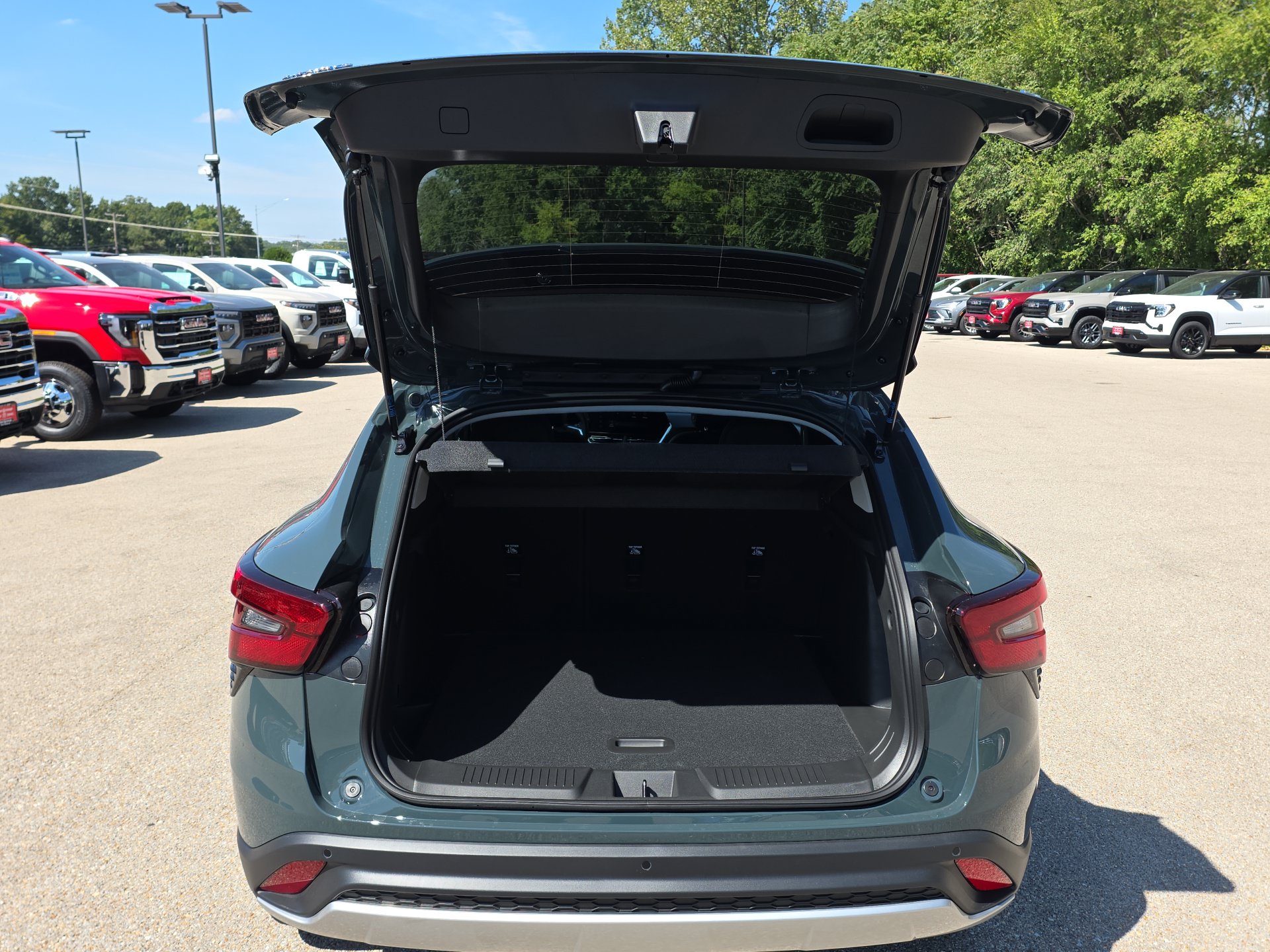 New 2026 Chevrolet Trax LT w/ Driver Confidence Package FWD image 31