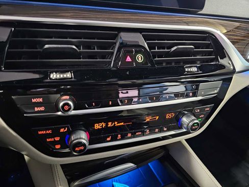 Used 2023 BMW 530e w/ M Sport Package image 19