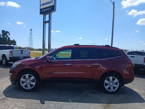 Used 2017 Chevrolet Traverse LT w/ Traveler's Package FWD image 2