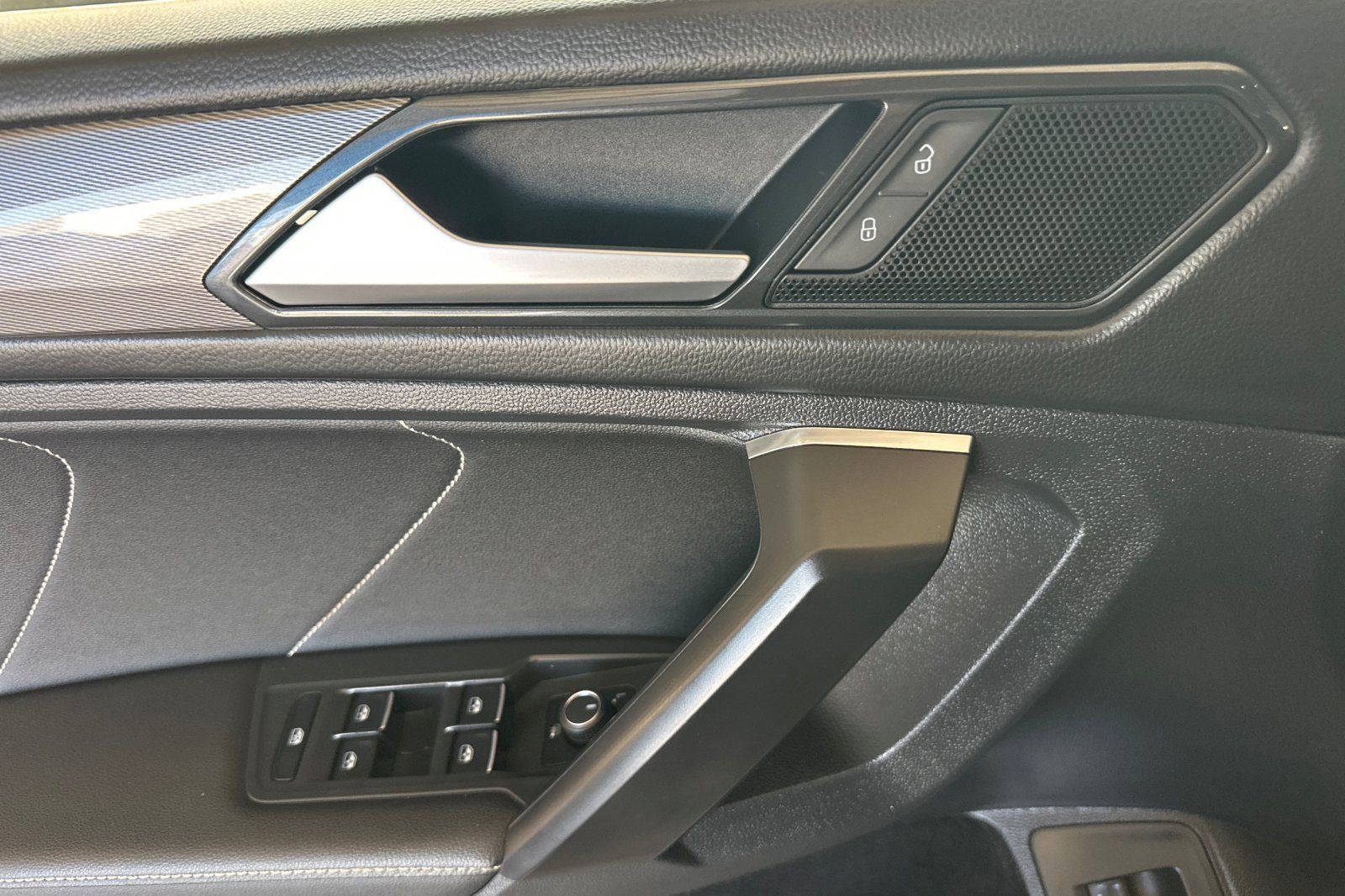 Used 2023 Volkswagen Tiguan SE w/ Panoramic Sunroof Package FWD image 11