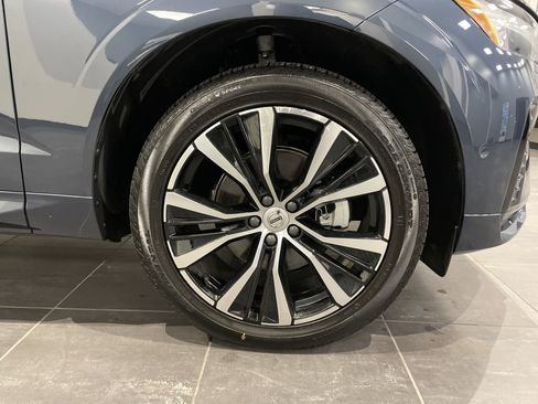 Used 2025 Volvo XC60 B5 Plus image 12