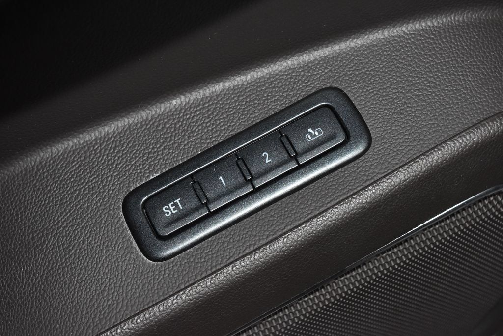 Used 2015 GMC Yukon XL Denali w/ Touring Package AWD/4WD image 6