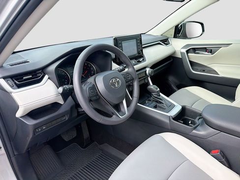 Used 2022 Toyota RAV4 XLE Premium image 9