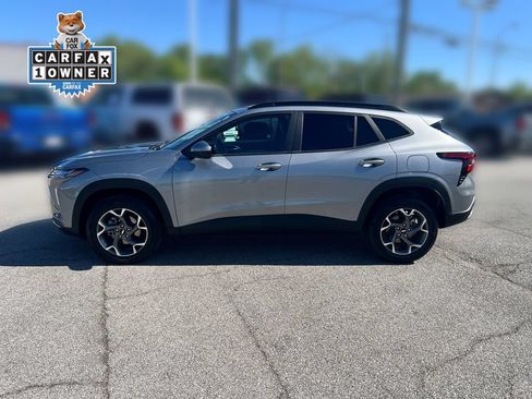 Used 2025 Chevrolet Trax LT w/ LT Convenience Package FWD image 2