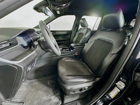 Used 2023 Jeep Grand Cherokee Altitude AWD/4WD image 13