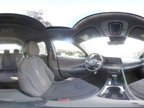 Used 2025 Hyundai Elantra SEL image 43