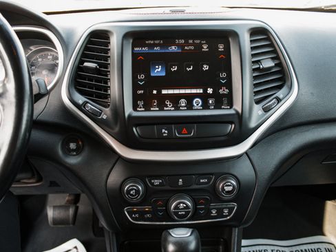 Used 2018 Jeep Cherokee Trailhawk AWD/4WD image 16