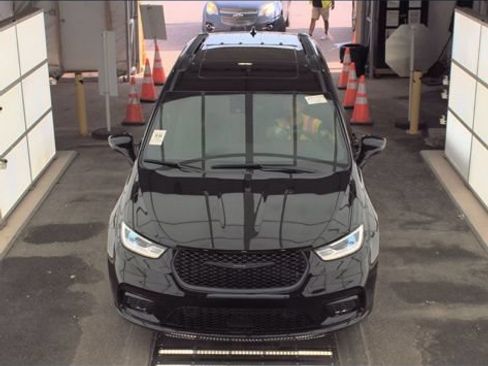 Used 2024 Chrysler Pacifica Limited w/ S Appearance Package FWD image 2
