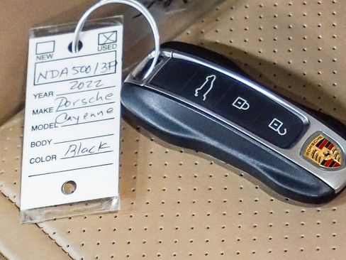 Used 2022 Porsche Cayenne Platinum Edition image 29