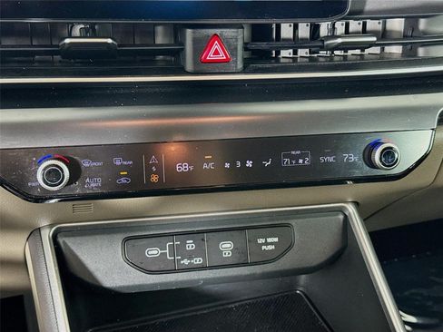 Used 2025 Kia Carnival FWD image 17