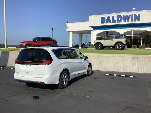Used 2023 Chrysler Pacifica Limited FWD image 7