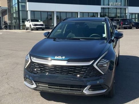 Certified 2025 Kia Sportage EX w/ EX Premium Package AWD/4WD image 2