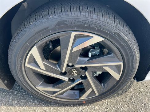 Used 2025 Hyundai Elantra Limited image 12