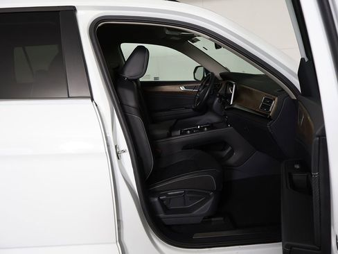 Used 2025 Volkswagen Atlas SE FWD image 29