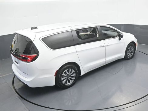 Used 2024 Chrysler Pacifica Select image 47