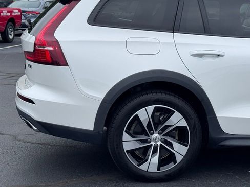 Used 2022 Volvo V60 T5 Cross Country AWD/4WD image 5