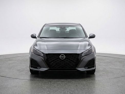 Used 2025 Nissan Altima 2.5 SV FWD image 2