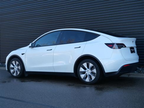 Used 2022 Tesla Model Y Long Range image 3