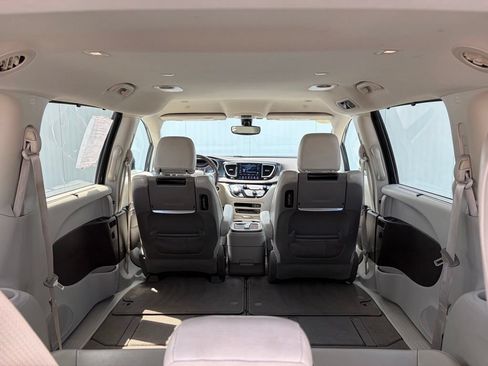 Used 2020 Chrysler Pacifica Touring-L Plus FWD image 19